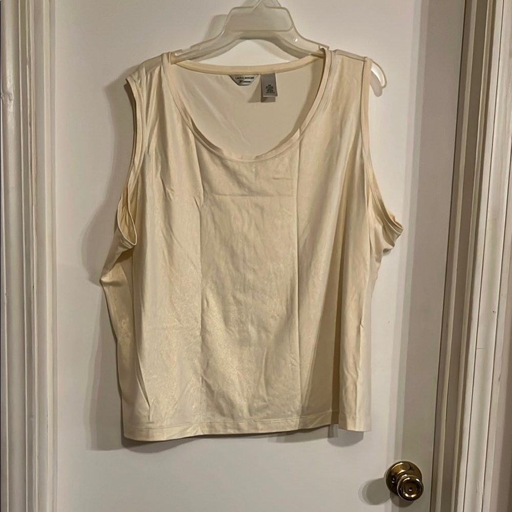 NWT Laura  Ashley Cream Tank Top Chic and Timeless🌺Fri sale
